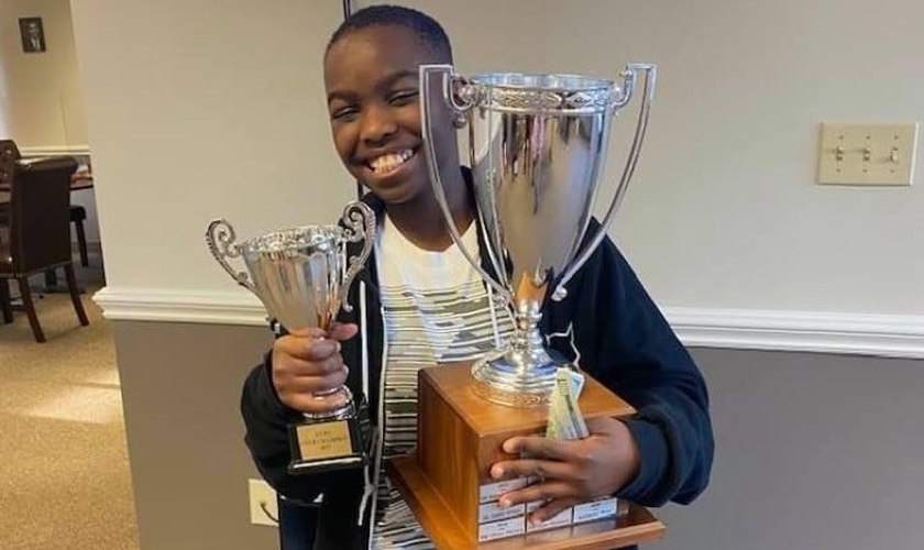 Tanitoluwa Adewumi, de 10 anos, é o mais novo mestre nacional de xadrez dos EUA. (Foto: Reprodução/Facebook).