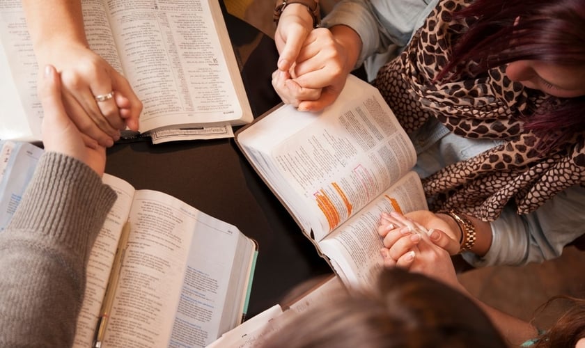 Estudo mostra que mais de 181 milhões de americanos abriram a Bíblia no ano passado. (Foto: Canva)