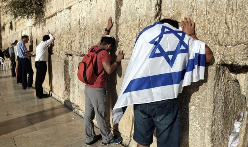 Pessoas oram por no Muro das Lamentações, na Cidade Velha de Jerusalém. (Foto: AFP)