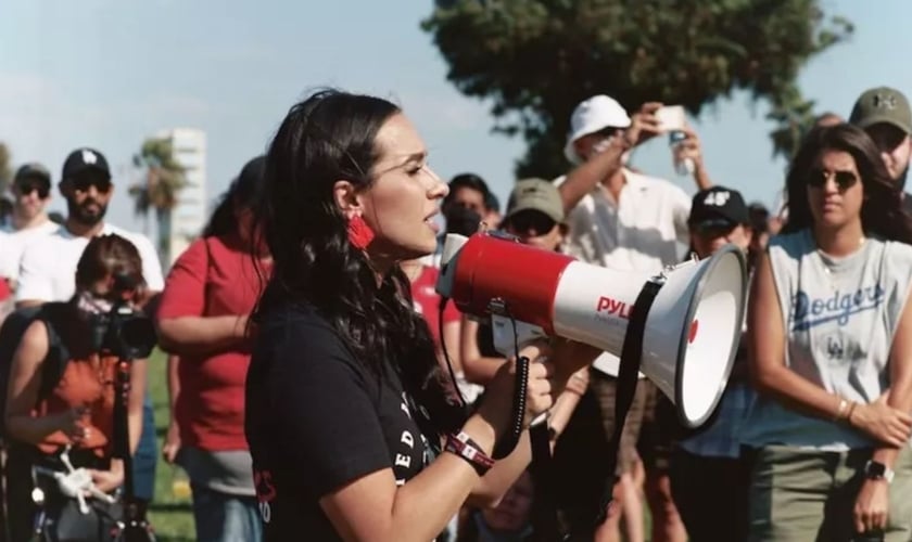 A fundadora do movimento “Para os Mártires”, Gia Chacón, participa da primeira Marcha pelos Mártires em 5 de setembro de 2020, em Long Beach, Califórnia. (Foto: Divulgação/ Para os Mártires)
