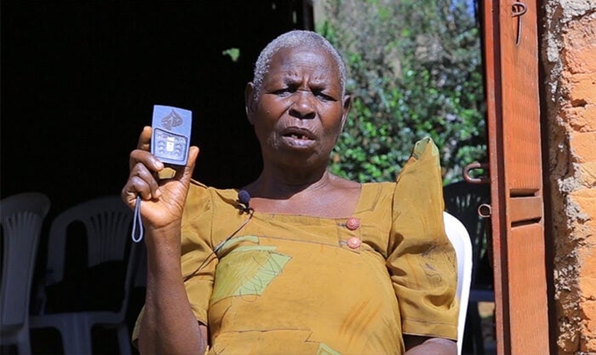 Noeline Namanda evangeliza e implanta igrejas em Uganda através da Bíblia em áudio portátil que ganhou do ministério MegaVoive. (Foto: Uganda Christian News).