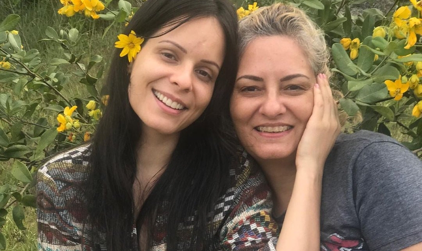 Marcela Taís ao lado de sua mãe, Sidnéia Munhoz. (Foto: Marcela Taís/Instagram)