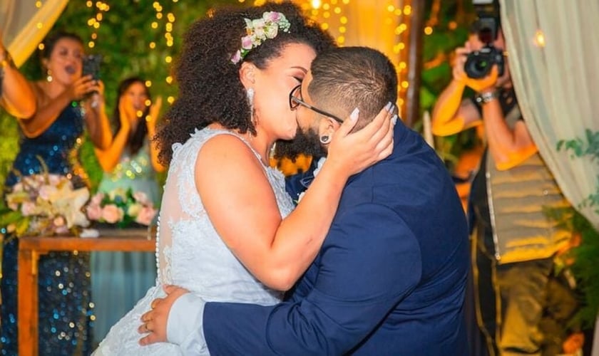 Depois de dois anos de namoro, Victor e Kathleen deram o primeiro beijo no altar. (Foto: Arquivo pessoal).