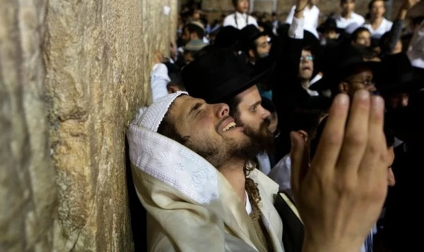 Judeu em momento de oração no Muro das Lamentações, em Jerusalém. (Foto: Reuters)