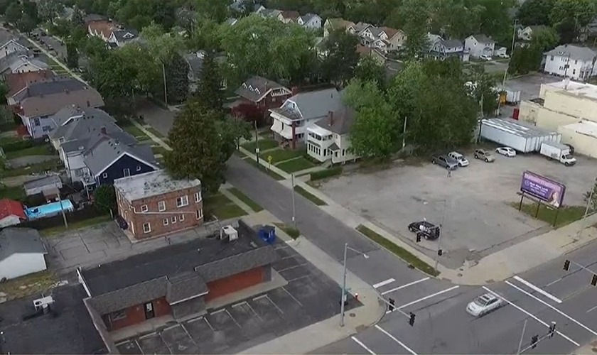 Vista aérea do estacionamento que fica em frente à clínica de aborto Capital Care Network, em Ohio, EUA. (Foto: 13 ABC Action News)