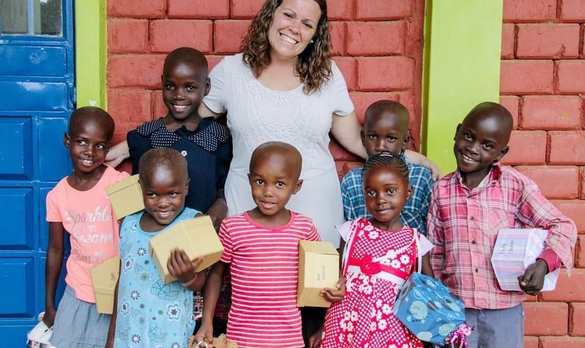 Becky Murry fundou a organização missionária “One by One” para levar esperança a crianças em extrema pobreza. (Foto: Reprodução/Instagram).