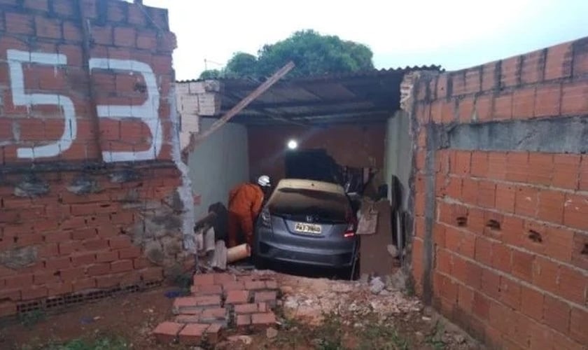 Carro invade a casa no Distrito Federal. (Foto: Reprodução / CBMDF)