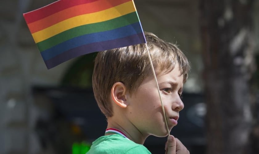 Viktor Orbán denunciou a doutrinação LGBT de crianças em maio passado como uma “linha vermelha a não ser cruzada”. (Foto: Reprodução / Shutterstock)