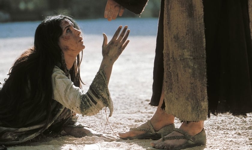 Cena da mulher pega em adultério, retratada no filme A Paixão de Cristo. (Foto: Reprodução)