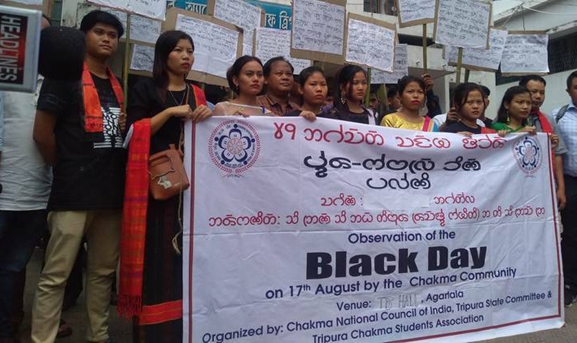 Protestantes no “Black Day” em Bangladesh, em 2016. (Foto:The Indian Express).