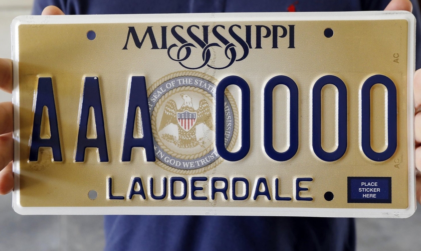 Placa padrão do Mississippi tem a frase “In God We Trust”, traduzida como Em Deus Nós Confiamos. (Foto: AP/Rogelio V. Solis)
