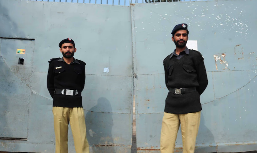 Policiais montam guarda do lado de fora de um presídio em Rawalpindi, no Paquistão. (Foto: AFP/Farooq Naeem)