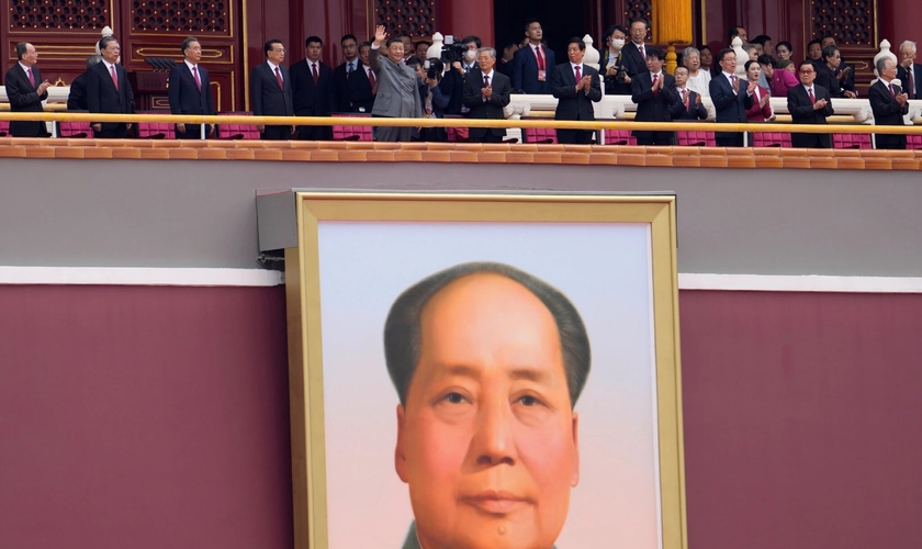 Xi Jinping, no centro, acena acima de um retrato de Mao Tse-tung durante as celebrações do centenário do PCC. (Foto: Ng Han Guan / Associated Press)
