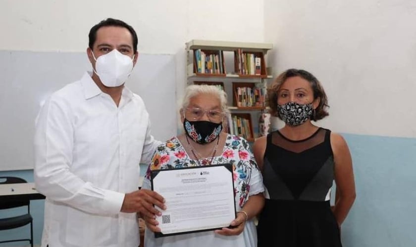 María Luisa recebeu o diploma pelo governador de Yucatán, no México. (Foto: Facebook/Maurício Vila Dosal)