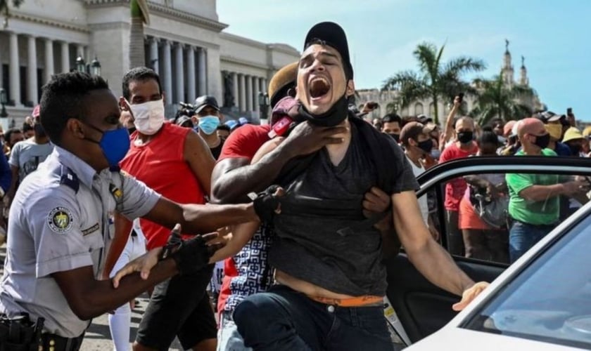 Protestos tomaram as ruas de Cuba em diversas cidades, neste domingo. (Foto: AFP)