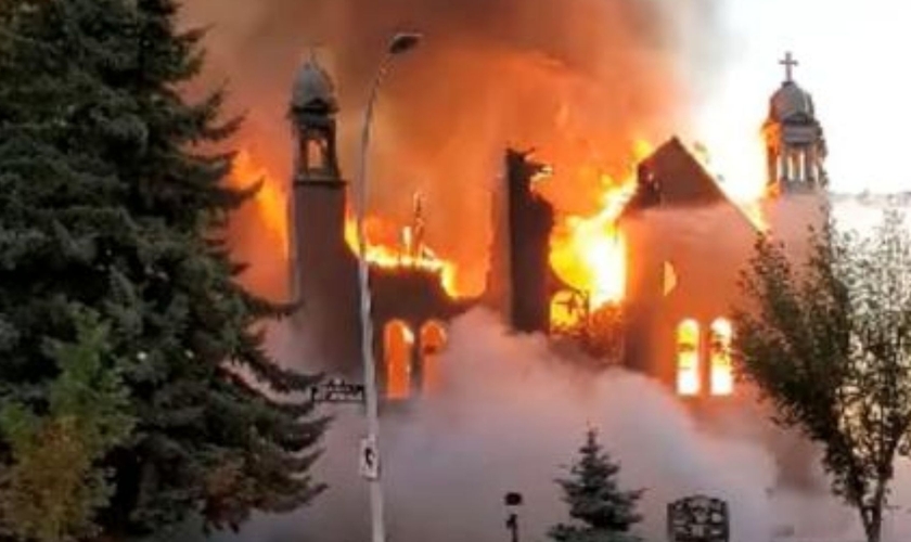 Igrejas queimadas no Canadá são investigadas como criminosas após serem achados túmulos de indígenas sem identificação. (Foto: Diane Burrel/Reuters)