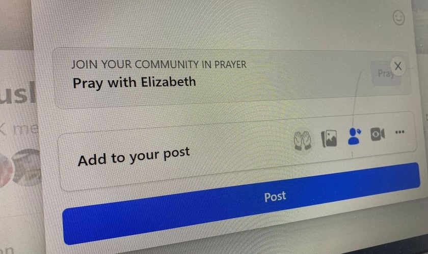 O novo recurso, disponível nos grupos privados, permite que os usuários façam pedidos de oração. (Foto: Reuters/Elizabeth Culliford/Ilustração).
