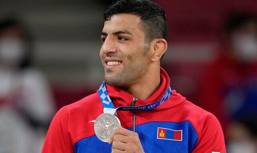 Saeid Mollaei, da Mongólia, nos Jogos Olímpicos em Tóquio. (AP Photo / Vincent Thian).