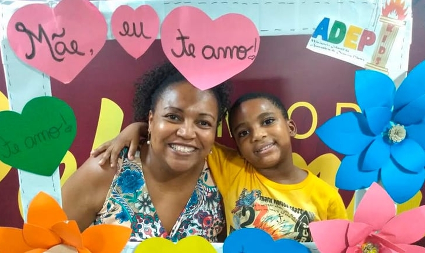 Luzineide Crispim e seu filho Pedro Yan. (Foto: Site Mulher Cristã).