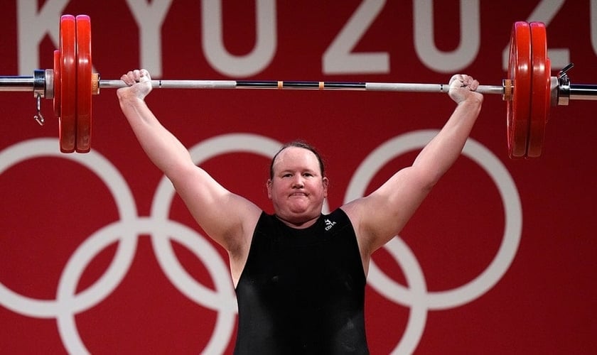 Laurel Hubbard, a primeira atleta trans a competir nas Olimpíadas. (Foto: Luca Bruno/AP)