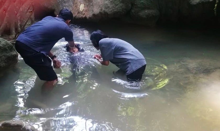 Ruth*, a primeira crente em um grupo de pessoas não alcançadas nas montanhas do sudeste da Ásia, foi batizada em 2019. (Foto: IMB).