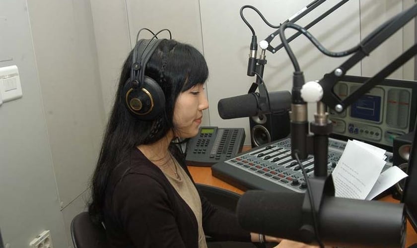 A Rádio Livre da Coreia do Norte (FNKR), está transmitindo as boas novas diariamente. (Foto: Jon Rabiroff / Stars and Stripes).