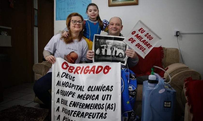 André com a família e as mensagens de agradecimento. (Foto: Mateus Bruxel/Agência RBS).