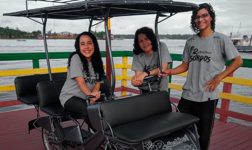 A equipe do Radical Brasil Surdos com a “bicitáxi”, em Afuá (PA). (Foto: Reprodução/Facebook).