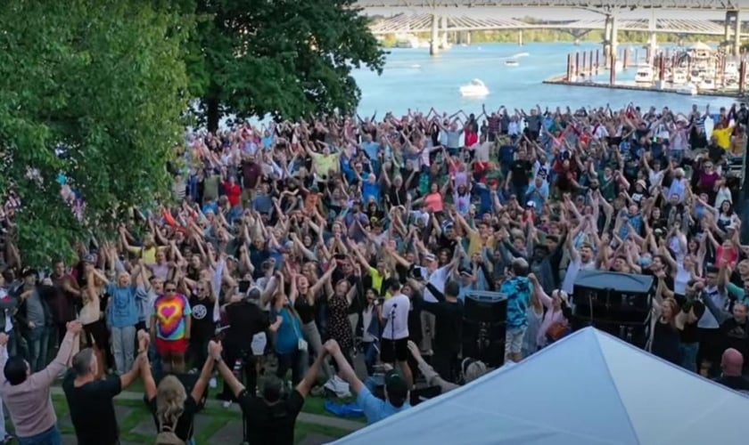 Cristãos se reúnem novamente no Tom McCall Waterfront Park, em Portland (Oregon), em resposta ao ataque do Antifa.  (Foto: Reprodução/YouTube/Sean Feucht)