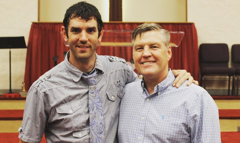 Micah Wilder e o pastor batista Alan Benson. (Foto: Instagram/Micah Wilder)