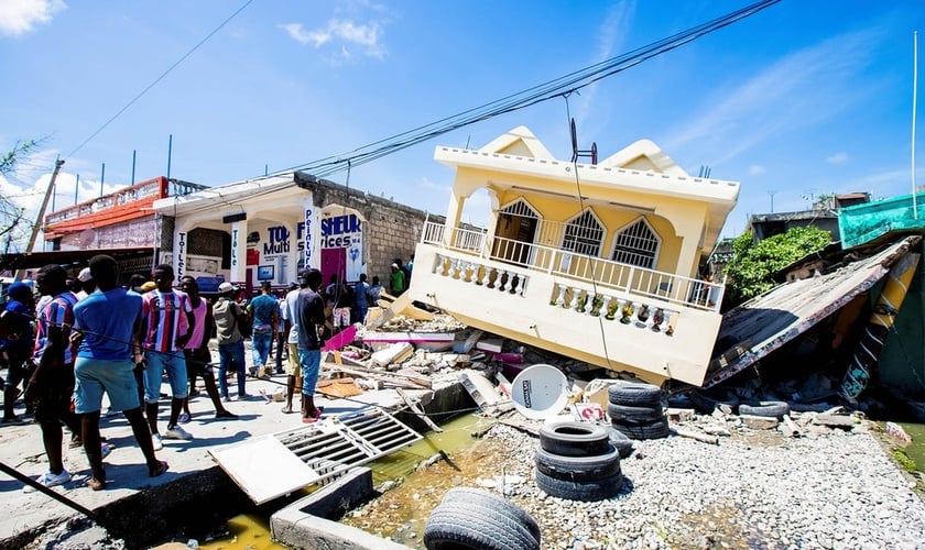 Pessoas do lado de uma casa destruída após um terremoto de magnitude 7,2 em Les Cayes, Haiti. (Foto: Ralph Tedy/Reuters)