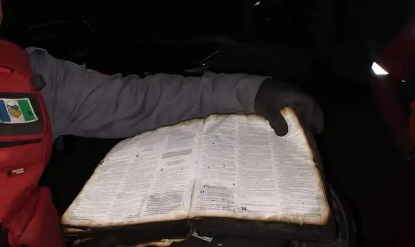 Bíblia recuperada após incêndio em Santa Cruz do Capibaribe (PE). (Foto: Blog do Ney Lima)