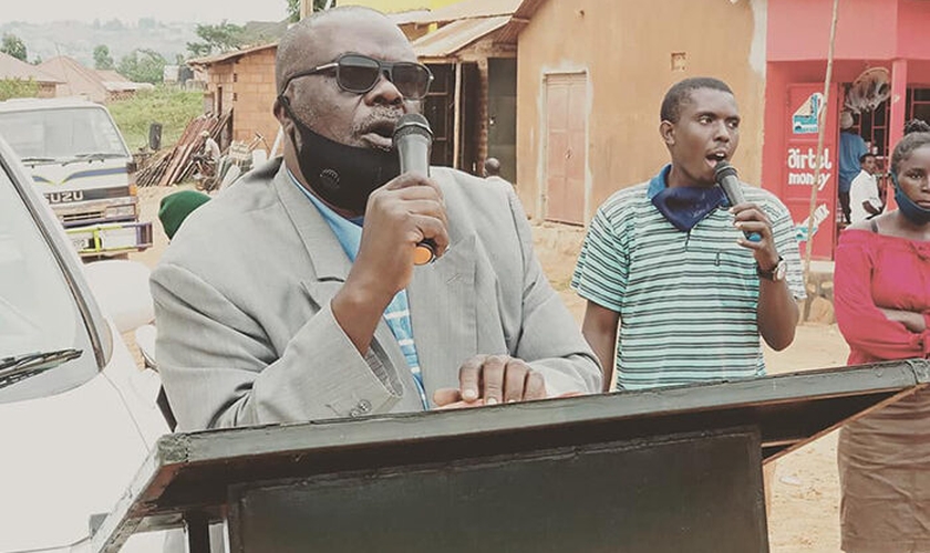 Pastor Kaloli Nsubuga prega nas ruas de Uganda. (Foto: Reprodução / UGCN)