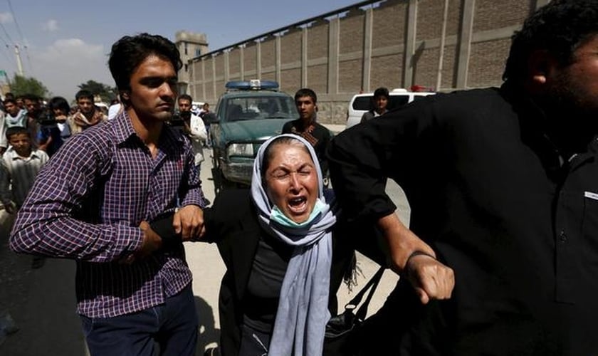 Mulher em desespero à procura de parentes no local de um ataque em Cabul em 2015. (Foto: Reuters/Mohammad Ismail)