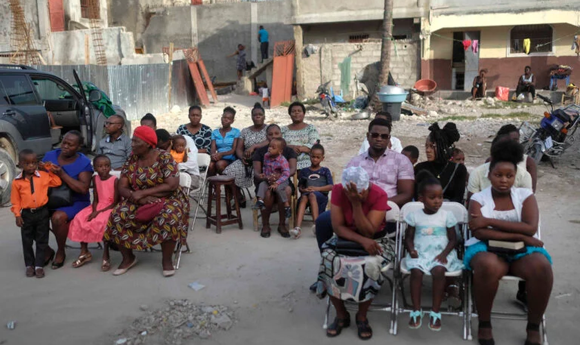 Haitianos participaram de cultos pela primeira vez, após o terremoto. (Foto: AP Photo/Matias Delacroix). 