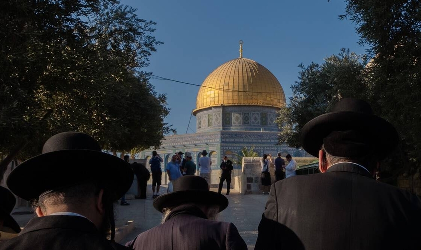 Judeus ortodoxos e outros orando no Monte do Templo em Jerusalém na segunda-feira (23). (Foto: Amit Elkayam/The New York Times).