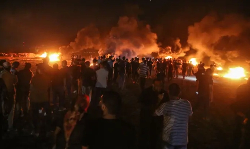 Palestinos protestam durante a noite perto da fronteira com Israel, a leste da Cidade de Gaza, em 28 de agosto de 2021. (Foto: Atia Mohammed/Flash90)