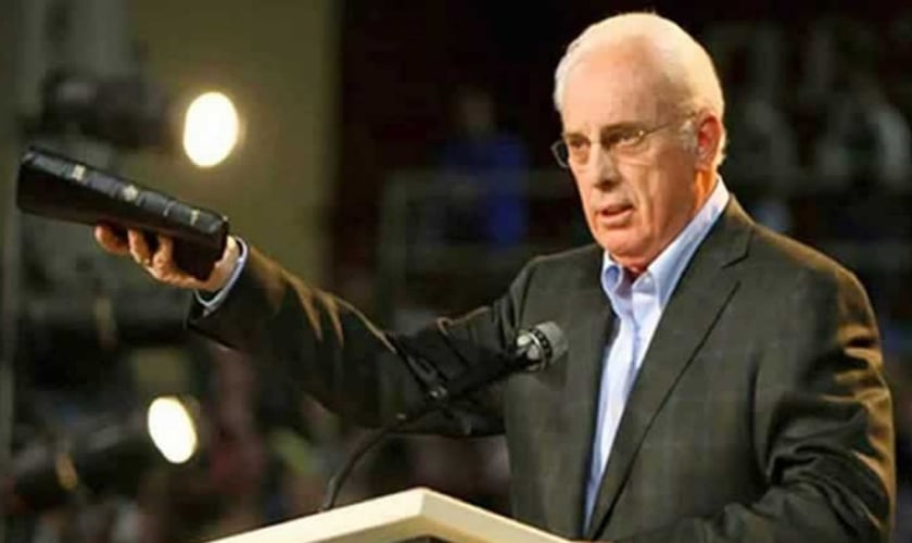 Pastor John MacArthur processa governador do Estado por restringir cultos nas igrejas. (Foto: Pinterest)