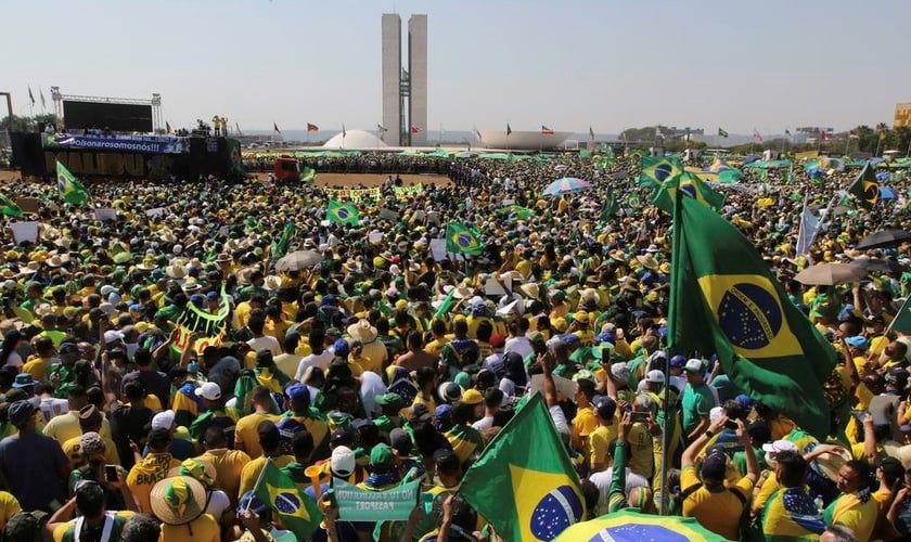 Manifestantes participam de ato na Esplanada dos Ministérios. (Foto: Fabio Rodrigues-Pozzebom / Agência Brasil)