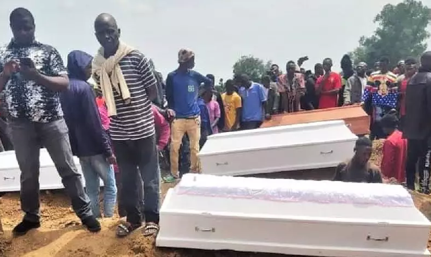 Funeral de 28 de agosto pela Diocese Anglicana de Jos para 17 dos 33 cristãos mortos em 25 de agosto em Yelwa Zangam. (Foto: Reprodução/Facebook).