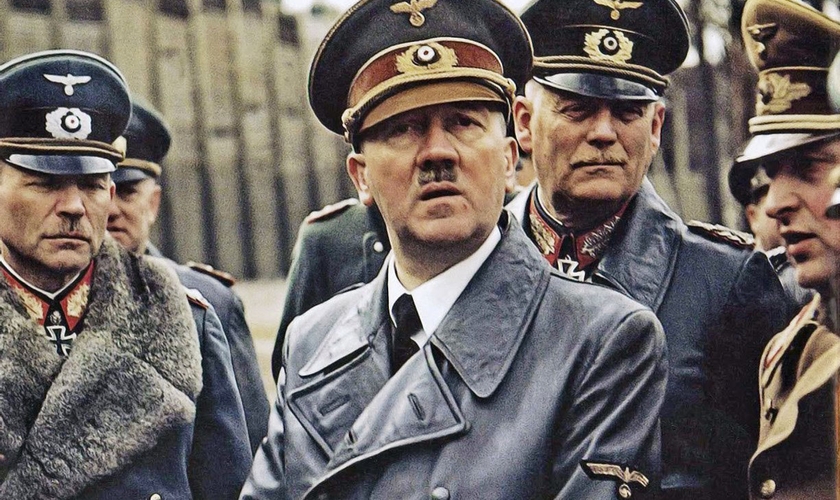 Foto colorida de Adolf Hitler com soldados em Rügenwalde, na Alemanha, em 19 de março de 1943. (Foto: Reprodução)