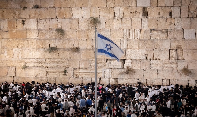 Judeus no Muro das Lamentações em Jerusalém na véspera de Rosh Hashaná em 2021. (Foto: Yonatan Sindel/Flash90)