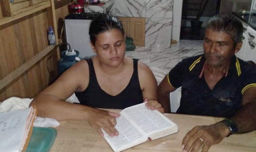 Rosa Maria lê a bíblia para o marido Alfredo Silva, de 60 anos, há 12 anos. (Foto: Reprodução/Arquivo pessoal)