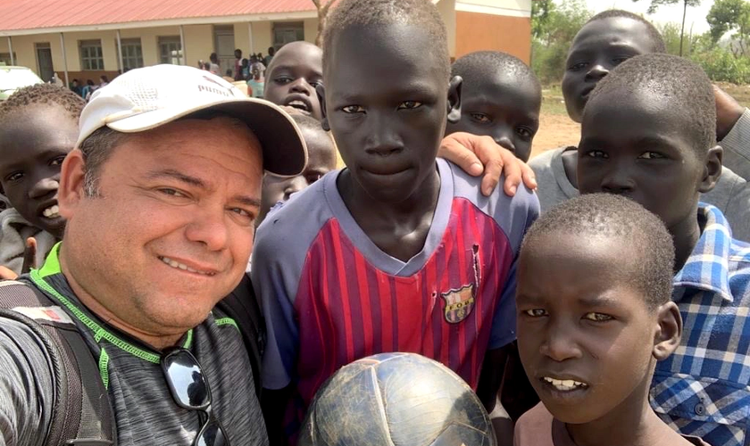 Hector Cabrera, um missionário cubano que serve em Uganda, usa os esportes como para compartilhar o Evangelho com refugiados. (Foto: IMB).