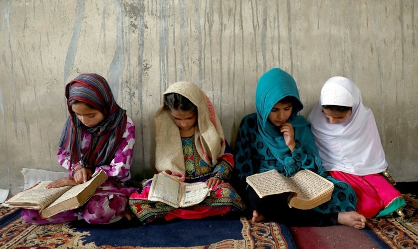 Meninas afegãs durante leitura em escola de Cabul, Afeganistão. (Foto: Mohammad Ismail/Reuters)