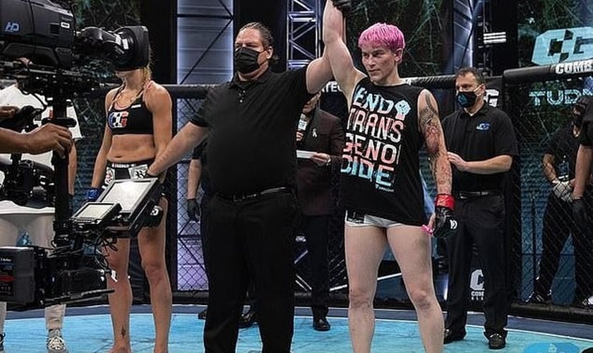 McLaughlin [à direita] após vitória na competição do MMA derrotando Celine Provost [à esquerda]. (Foto: Reprodução / Combate Global)