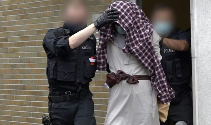 Homem detido por policiais em conexão com o suposto ataque planejado contra a sinagoga Hagen. (Foto: Reprodução / dpa/AFP)