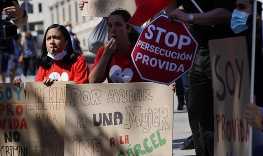 Manifestação do grupo pró-vida em frente ao Congresso dos Deputados. (Foto: Reprodução / José Ramón Ladra)