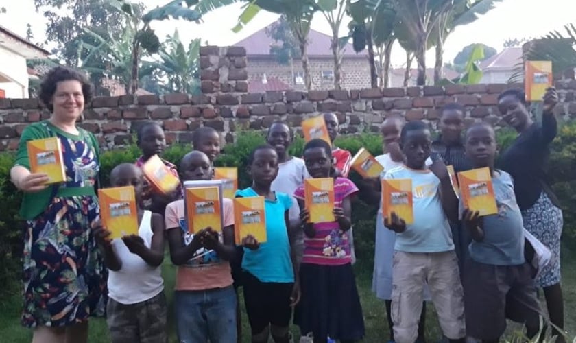 Miriam Tchernousov com seus alunos em Uganda. (Foto: Reprodução / Kehila News)