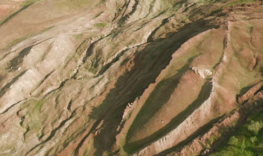 Local de formação da rocha, semelhante a uma grande arca, no leste da Turquia. Imagem obtida por um drone. (Foto: Reprodução/YouTube)